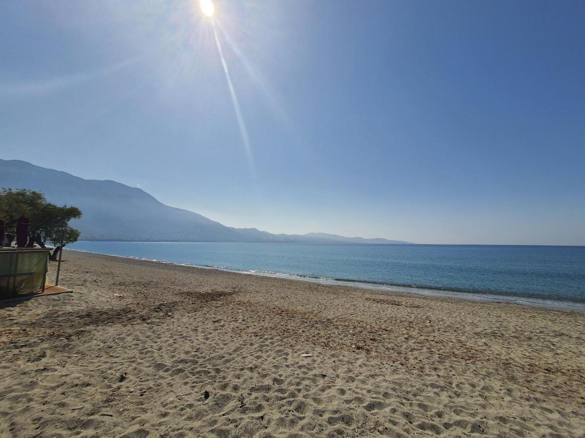 Seaside Beach Apartment Каламата Экстерьер фото
